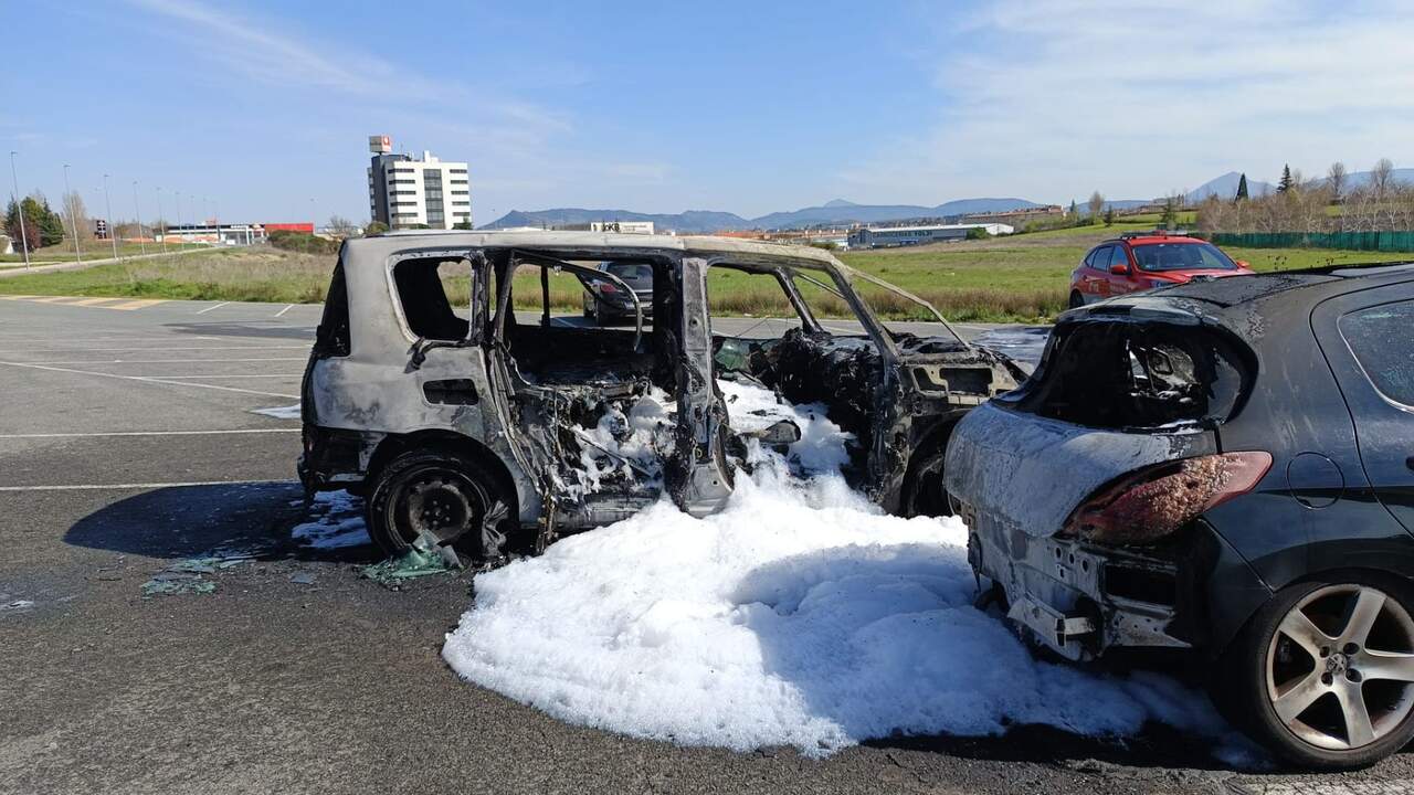 Incendio en Artica calcina un coche y daña otro vehículo cerca de la Ciudad Deportiva