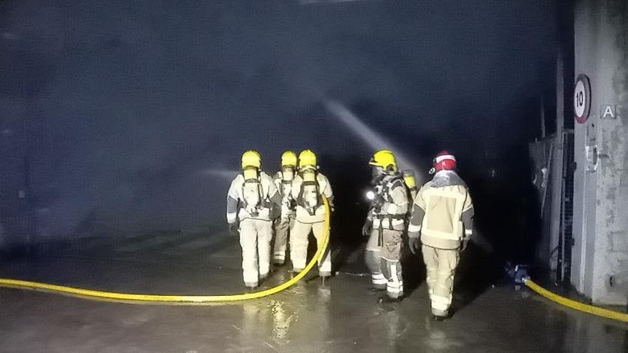 Cuatro personas heridas, una en estado crítico, en el incendio de un piso en Badalona