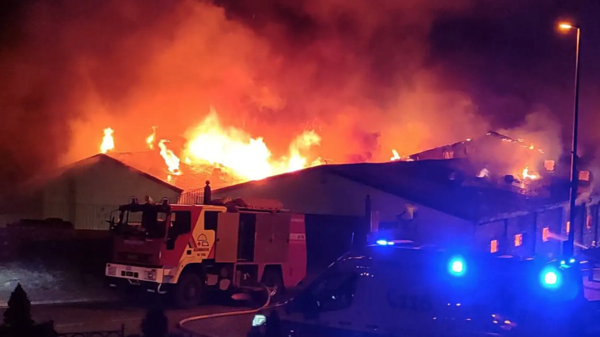 Quema una antigua fábrica de aguas de Andorra en un gran incendio