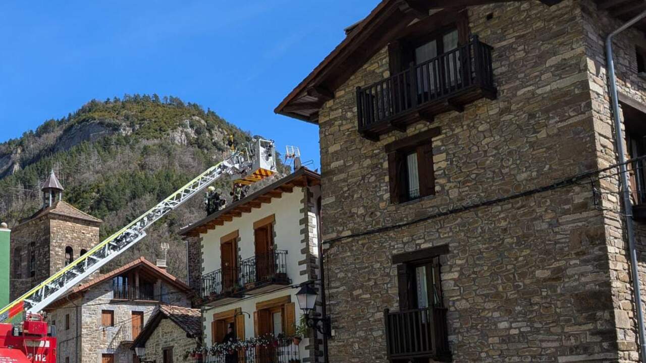 Intervención urgente por un fuego en la chimenea de una casa de Urzainqui: la colaboración de los vecinos ha sido clave