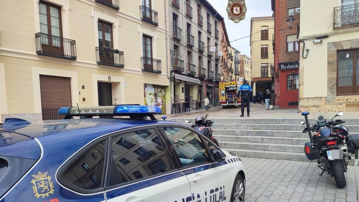 Policía Local y Bomberos atendiendo el incendio en pleno Barrio Húmedo de León.