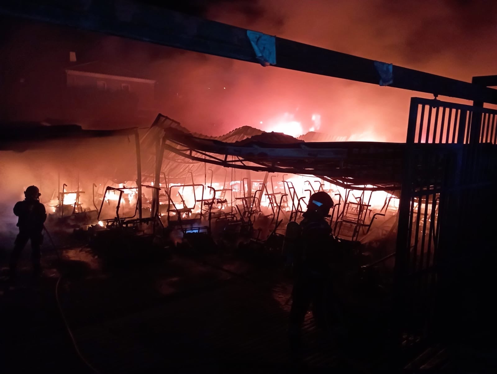 Un aparatoso incendio en Marbella afecta a un centenar de carritos de golf