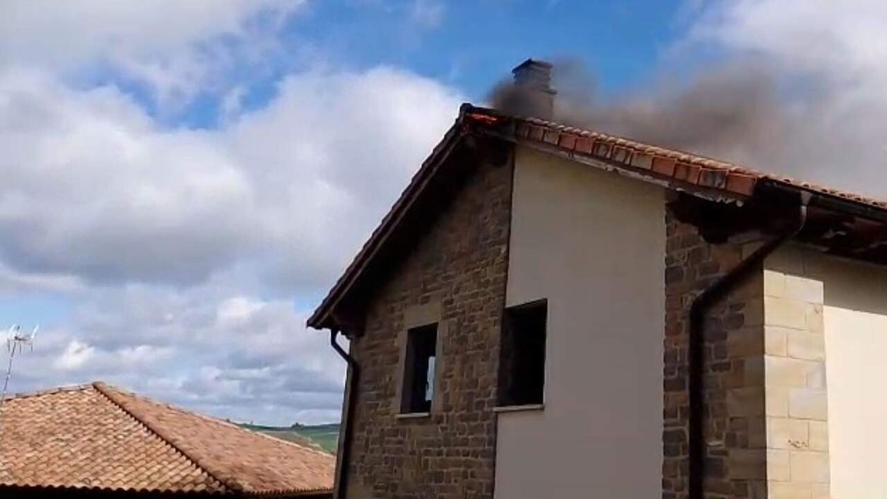 Incendio en el tejado de una vivienda en un pueblo de Navarra: movilizados bomberos y Policía Foral