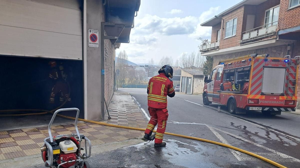 Intervención de los bomberos de Ponferrada en el incendio de un garaje en Bembibre.