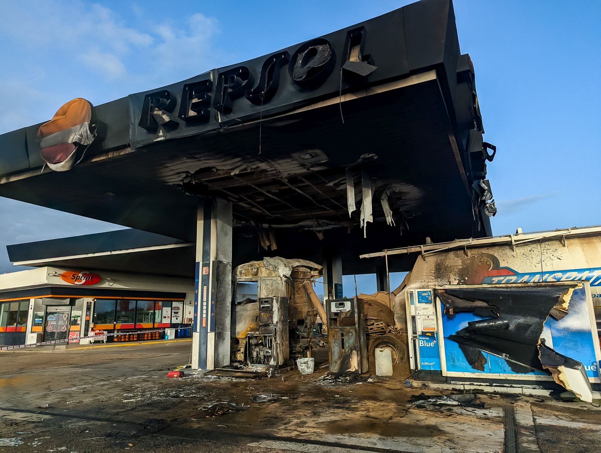 Así ha quedado la gasolinera devorada por las llamas en Salamanca: cerrada y con graves desperfectos