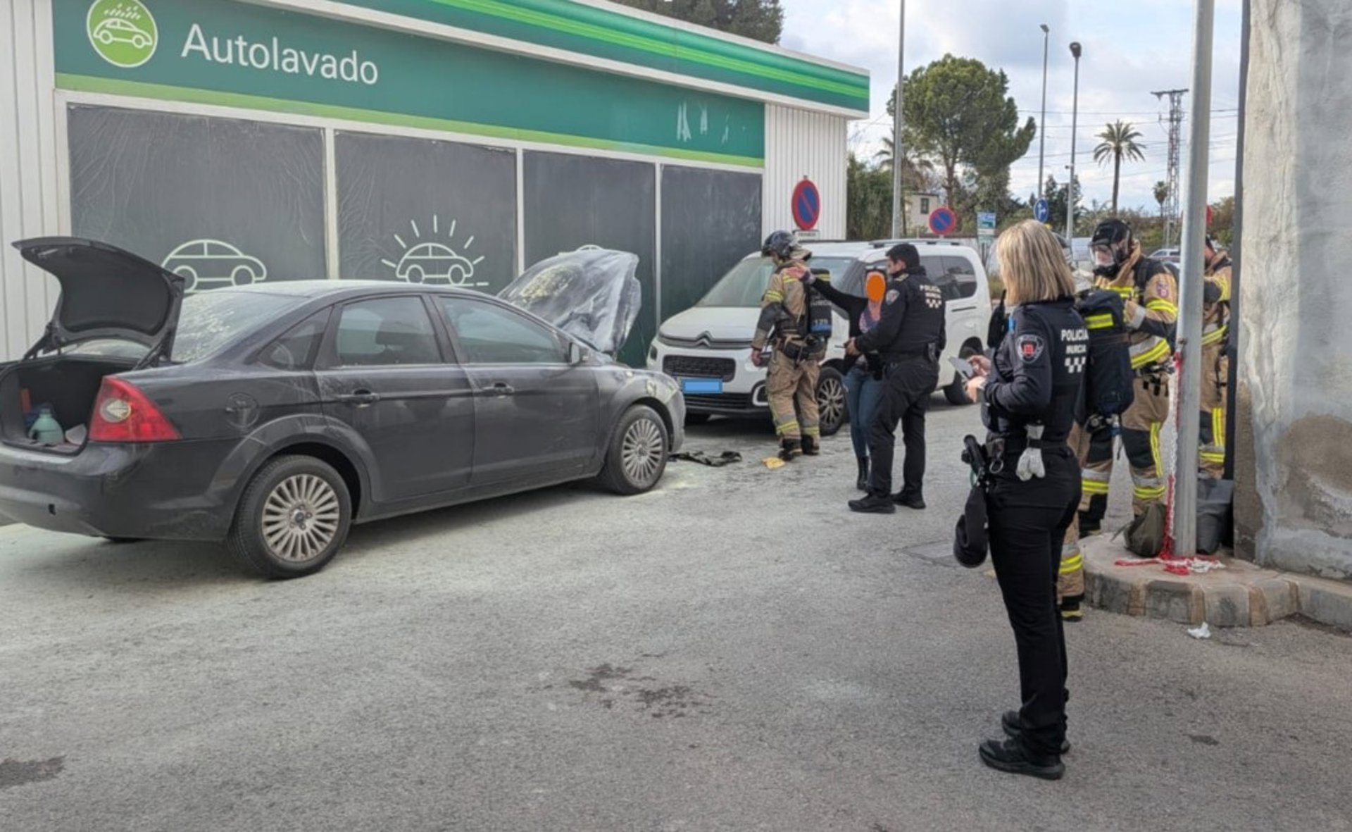 Arde un vehículo en una gasolinera de Murcia