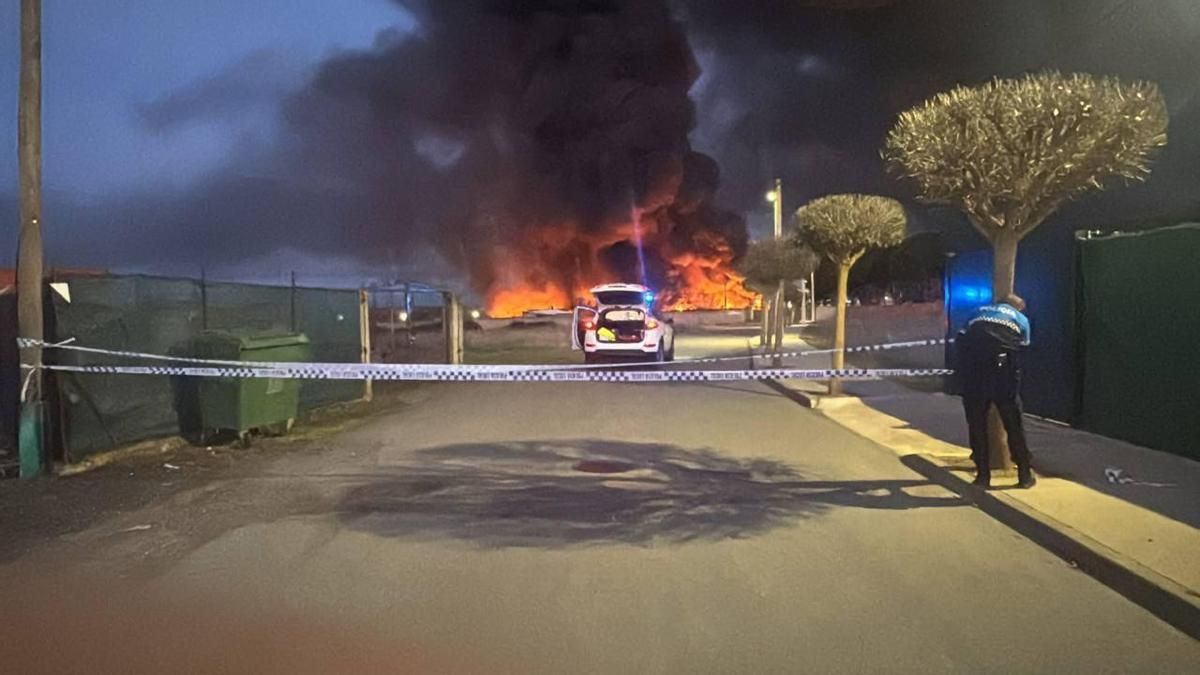 Incendio en una nave de almacenaje de neumáticos en La Bañeza.