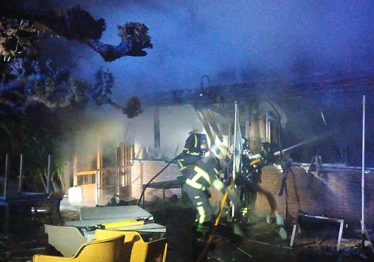 Incendio en sidrería-restaurante Los Sauces de Avilés: Bomberos logran extinguir el fuego sin daños personales