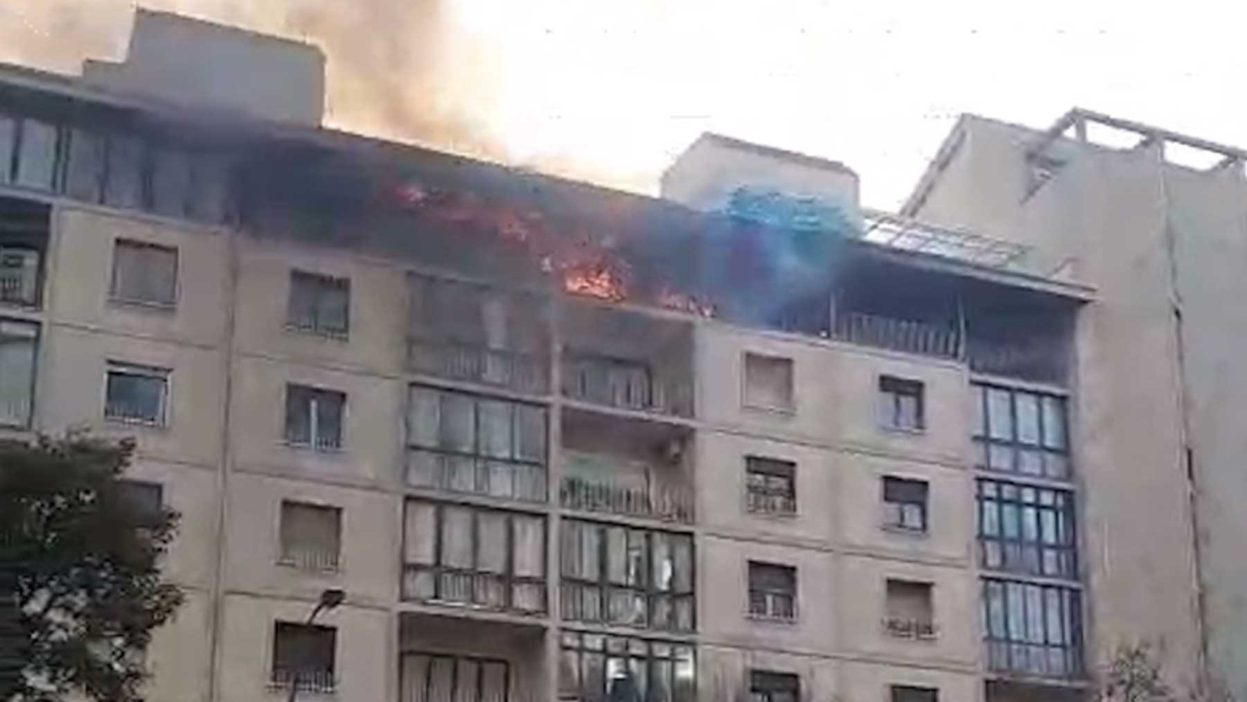 Un incendio en un céntrico ático de las Avenidas de Palma enciende las alarmas y cierra el tráfico