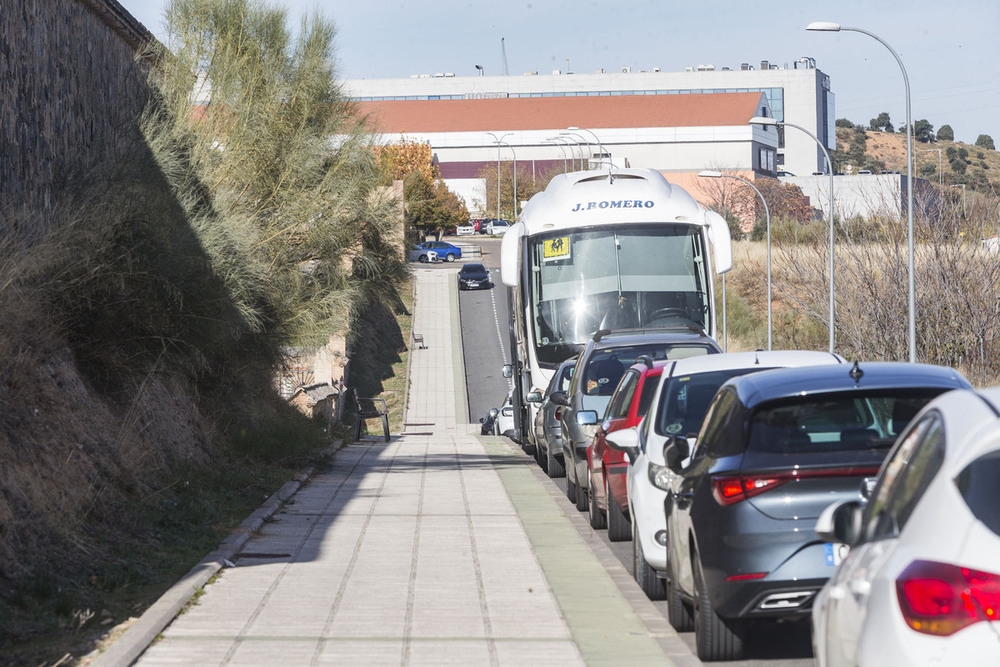 Incidente con autobús en el Paseo de San Eugenio deja una marquesina destrozada sin heridos