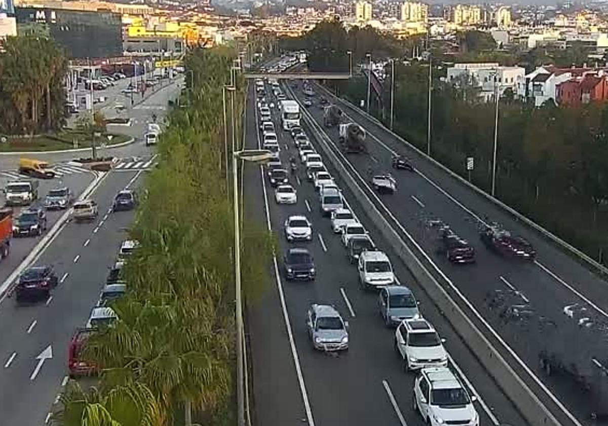 Varios accidentes complican el tráfico en el arranque del lunes: hasta 12 kilómetros de atascos en la A-7