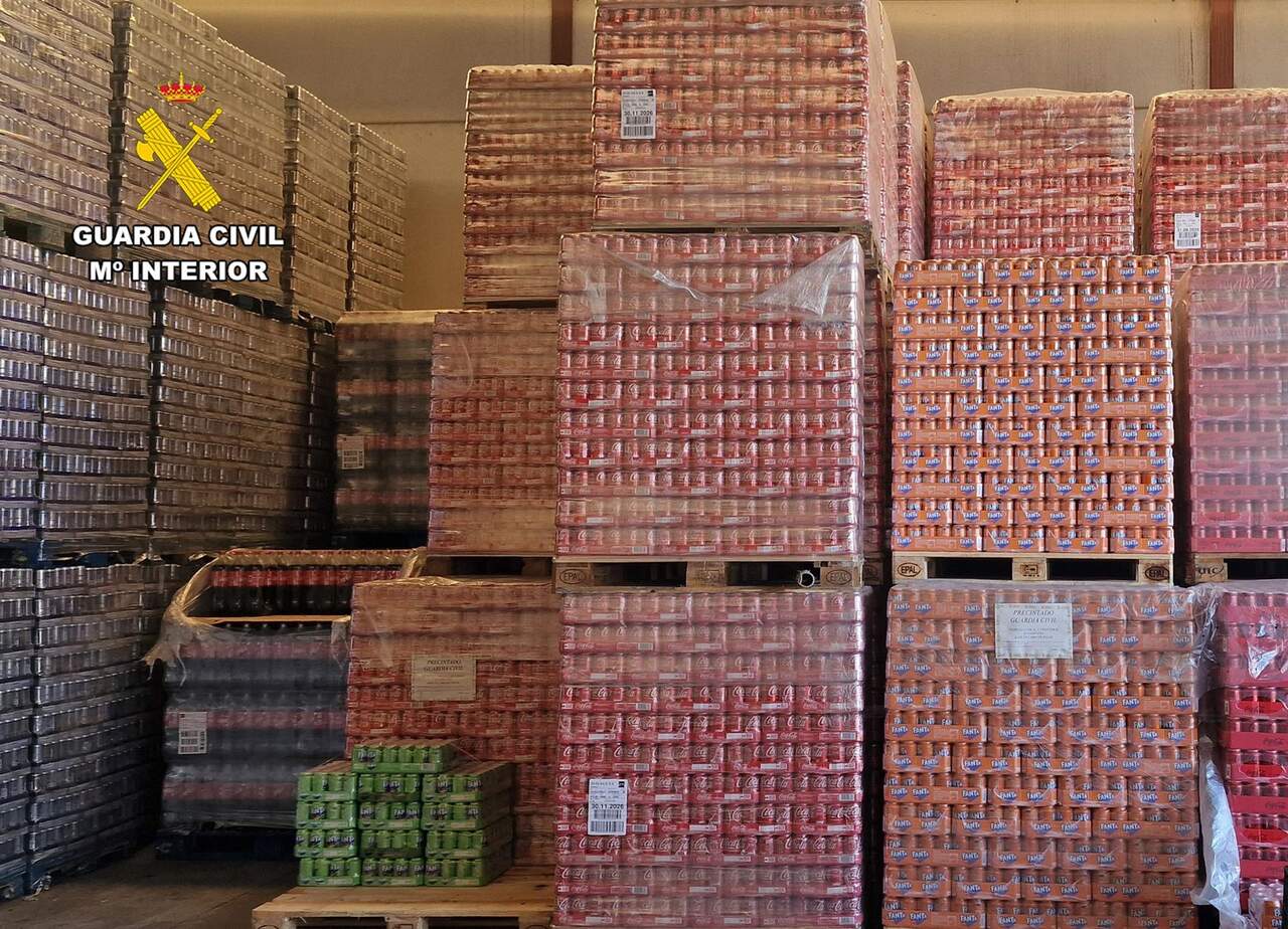Intervenidas más de 200.000 latas de bebidas que podrían ser falsificadas en un almacén de Los Alcázares