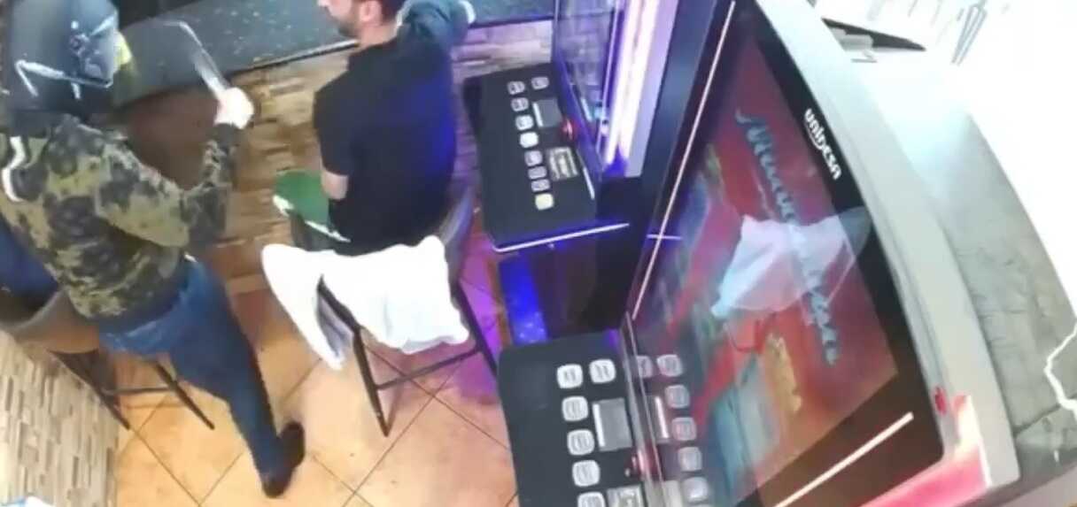 Un atracador armado con gran machete huye del bar sin botín al sentirse burlado por los presentes