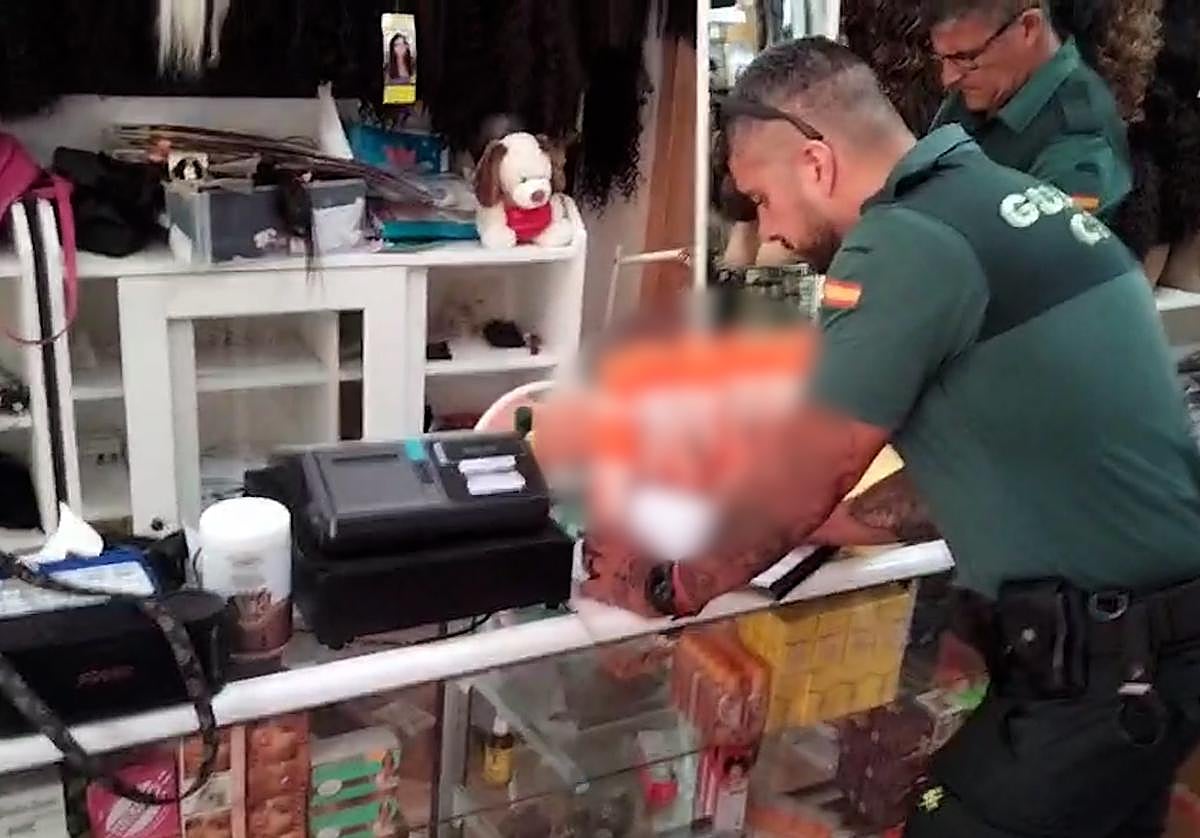 La Guardia Civil incauta casi 600 medicamentos y cosméticos ilegales en peluquerías de Las Palmas de Gran Canaria