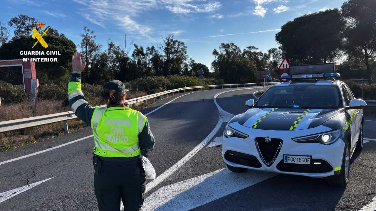 Conductor que cuadruplicaba la tasa acaba chocando con otro coche al eludir el control en Almonte