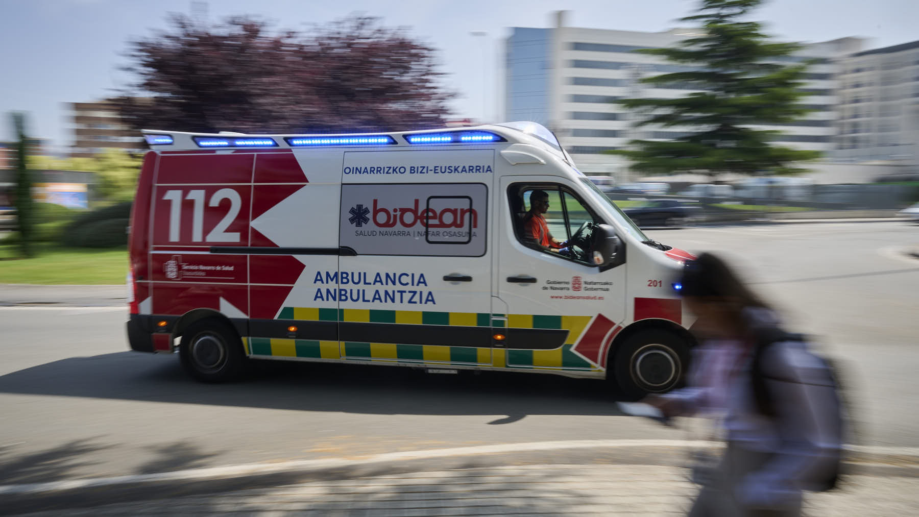 Accidente en Pamplona: un joven sufre policontusiones tras una colisión entre un coche y una bicicleta