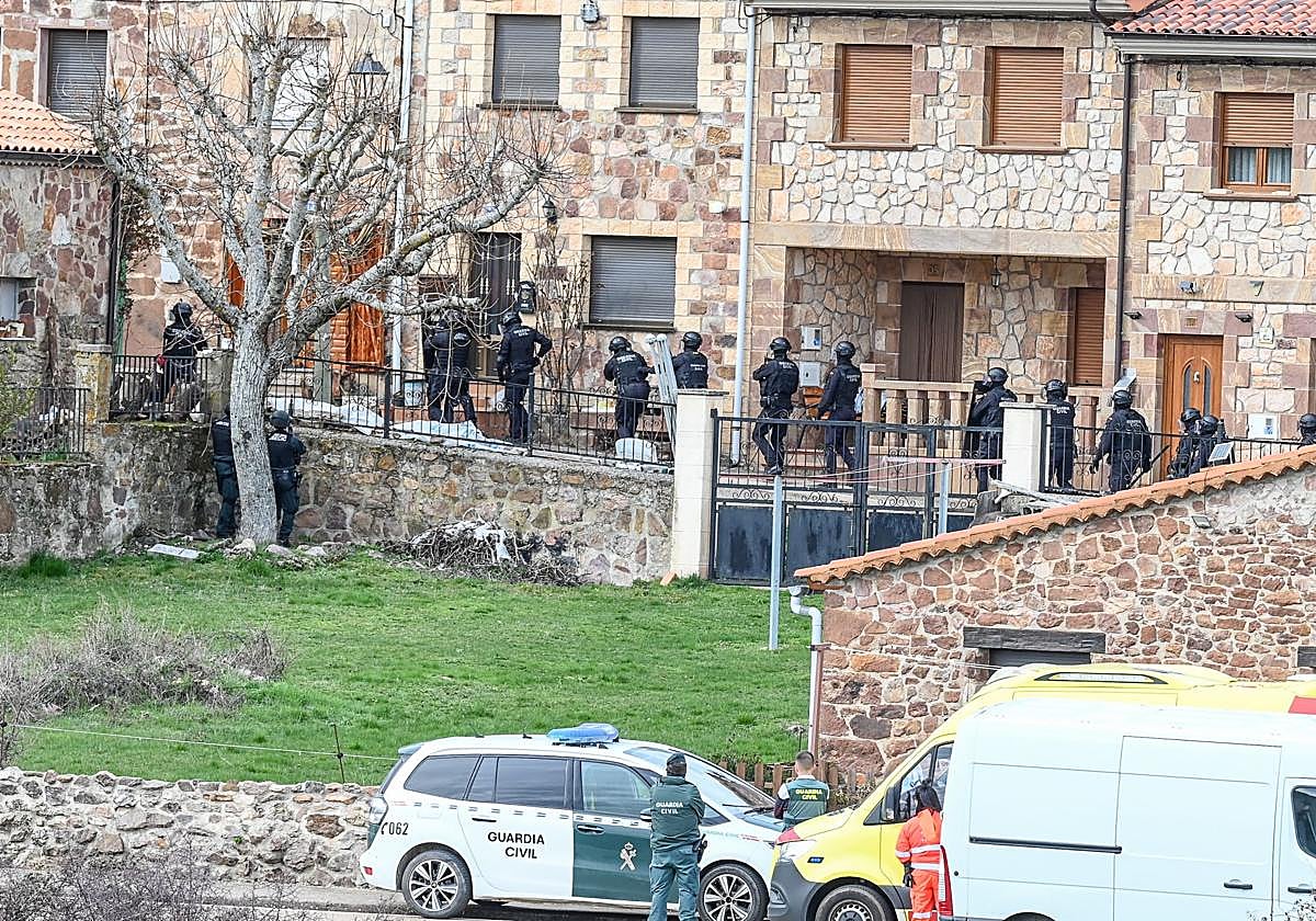 El gran despliegue de la Guardia Civil de Burgos por un hombre atrincherado en un pueblo, en imágenes