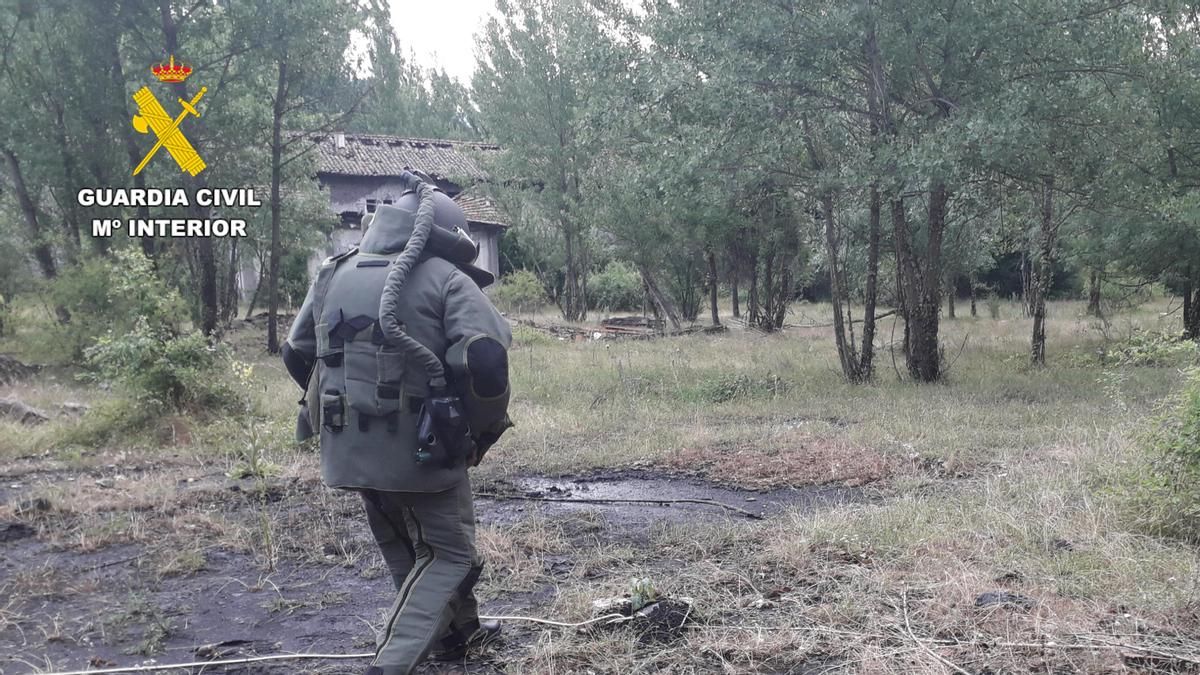 La Guardia Civil destruye dos extintores explosivos hallados en una casa de Riello.
