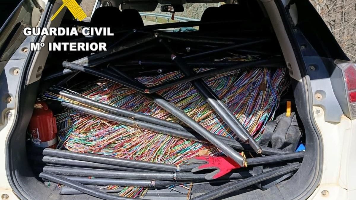 La Guardia Civil sorprendió en algunos casos a los ladrones de cables de cobre cargándolo en un coche.