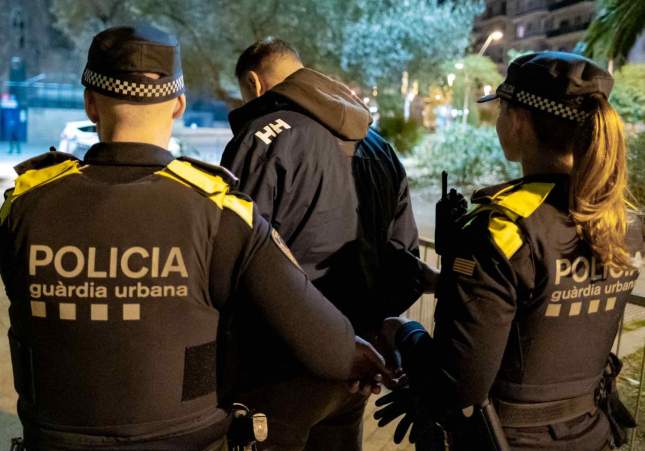 La Guardia Urbana de Barcelona detiene a cuatro ladrones que intentaban robar las ruedas de un coche en un parking público