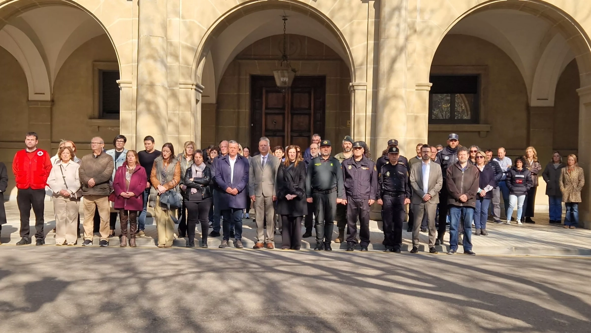 Un minuto de silencio por el último asesinato machista en Zaragoza