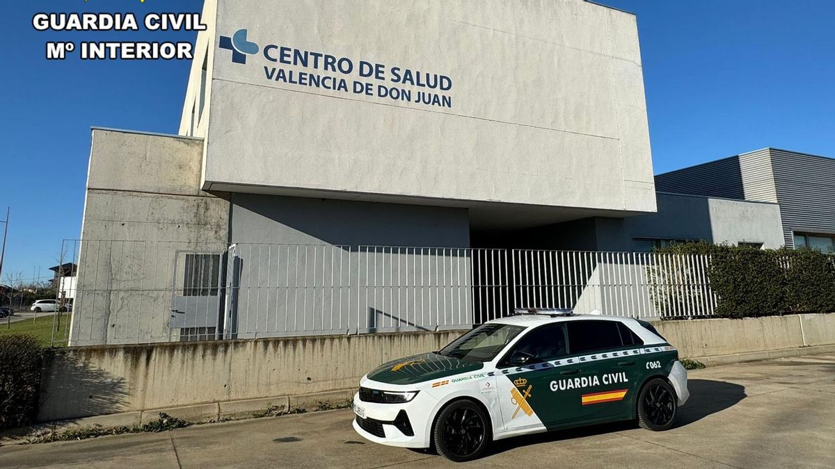 La Guardia Civil en el Centro de Salud de Valencia de Don Juan.