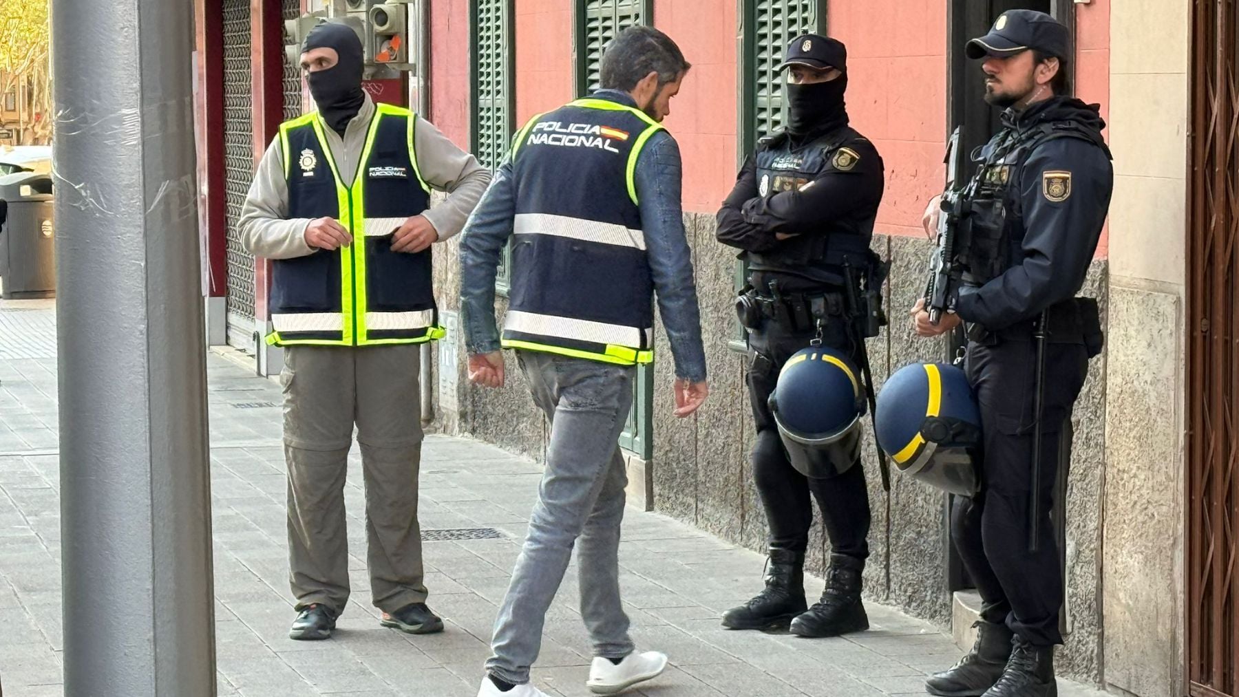 Gran despliegue policial en el centro de Palma durante una operación antiterrorista de la Policía Nacional