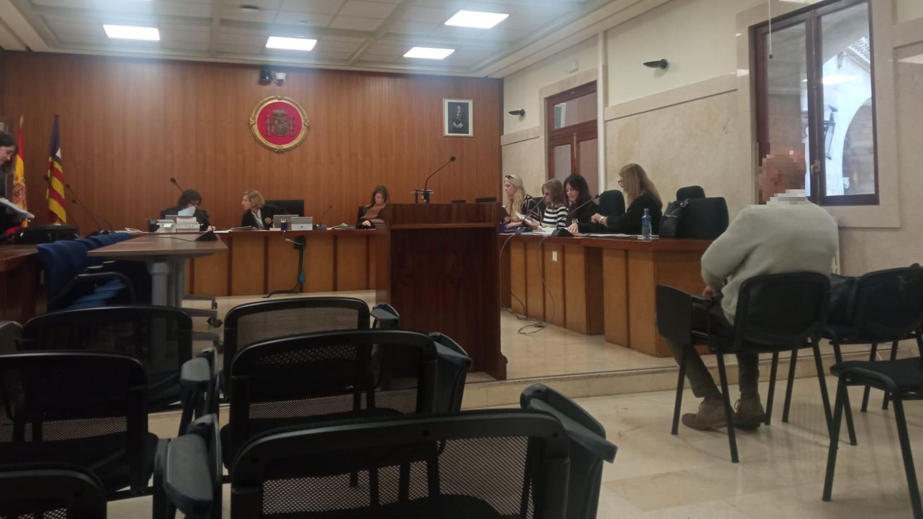 Acusan a un padre de pegar a su hija de 12 años en una discusión en la ducha en Ibiza