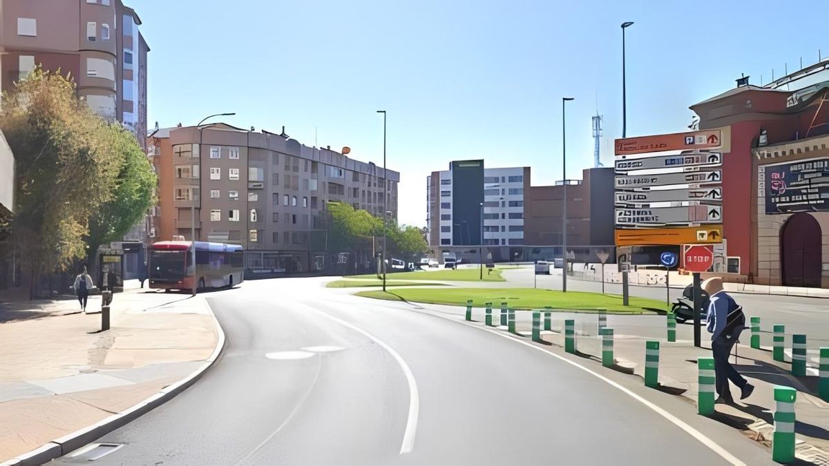 Plaza de Toros de León desde la calle Corredera y un bus urbano, imagen de archivo.