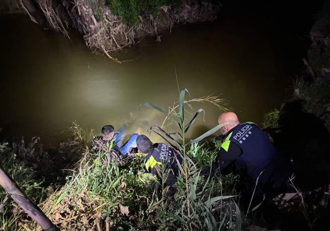 Policía Local de Vilafranca del Penedès rescata a ladrones tras caer en una riera
