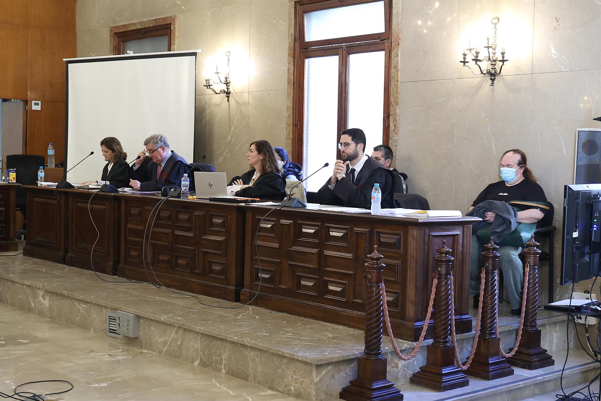 Prisión permanente revisable para la madre y el tío de la bebé arrojada a un contenedor en Mallorca: «Fue cruel y deliberado»