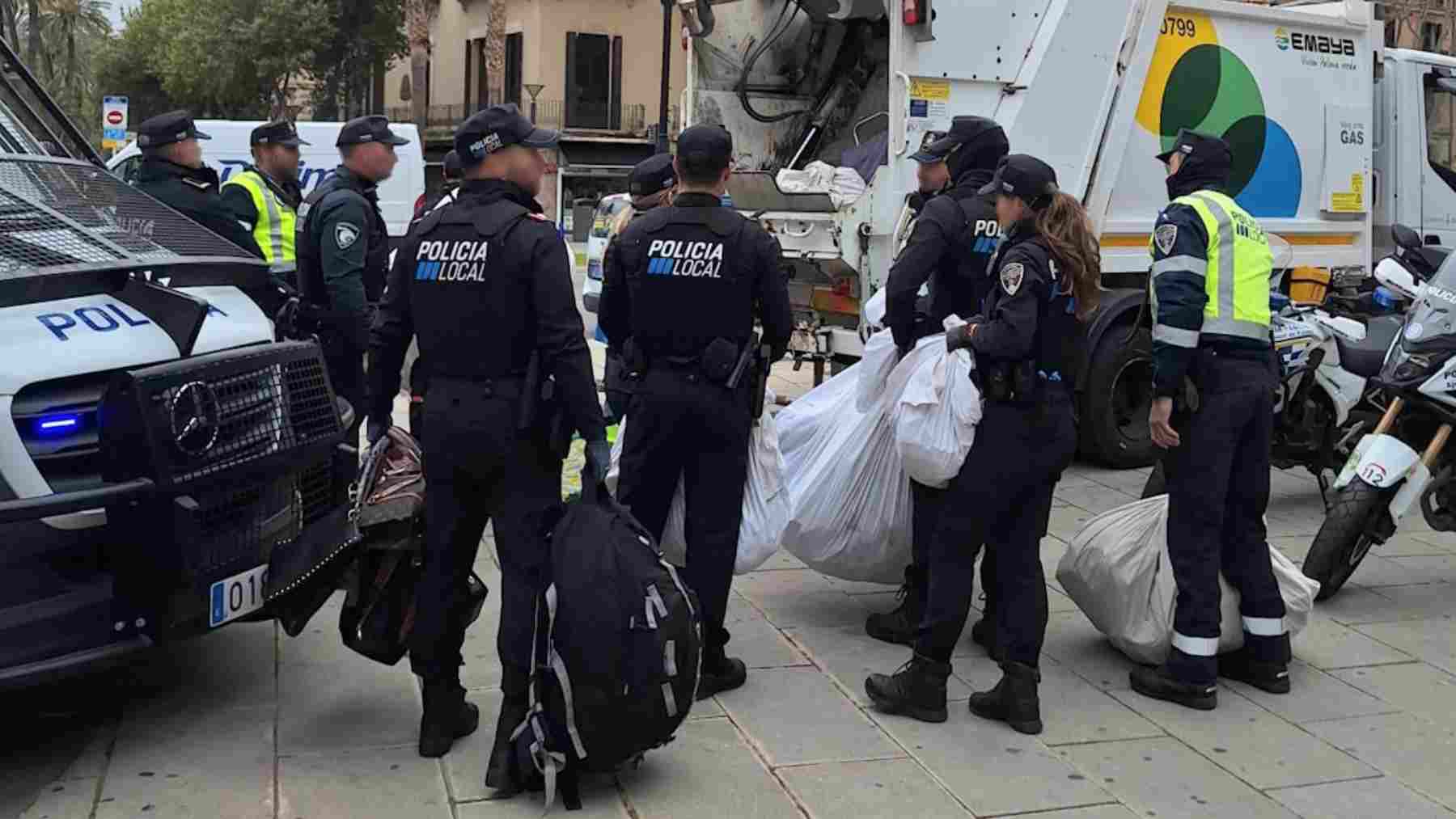 Primera redada de la Policía Local de Palma contra la venta ambulante ilegal en el arranque de la temporada