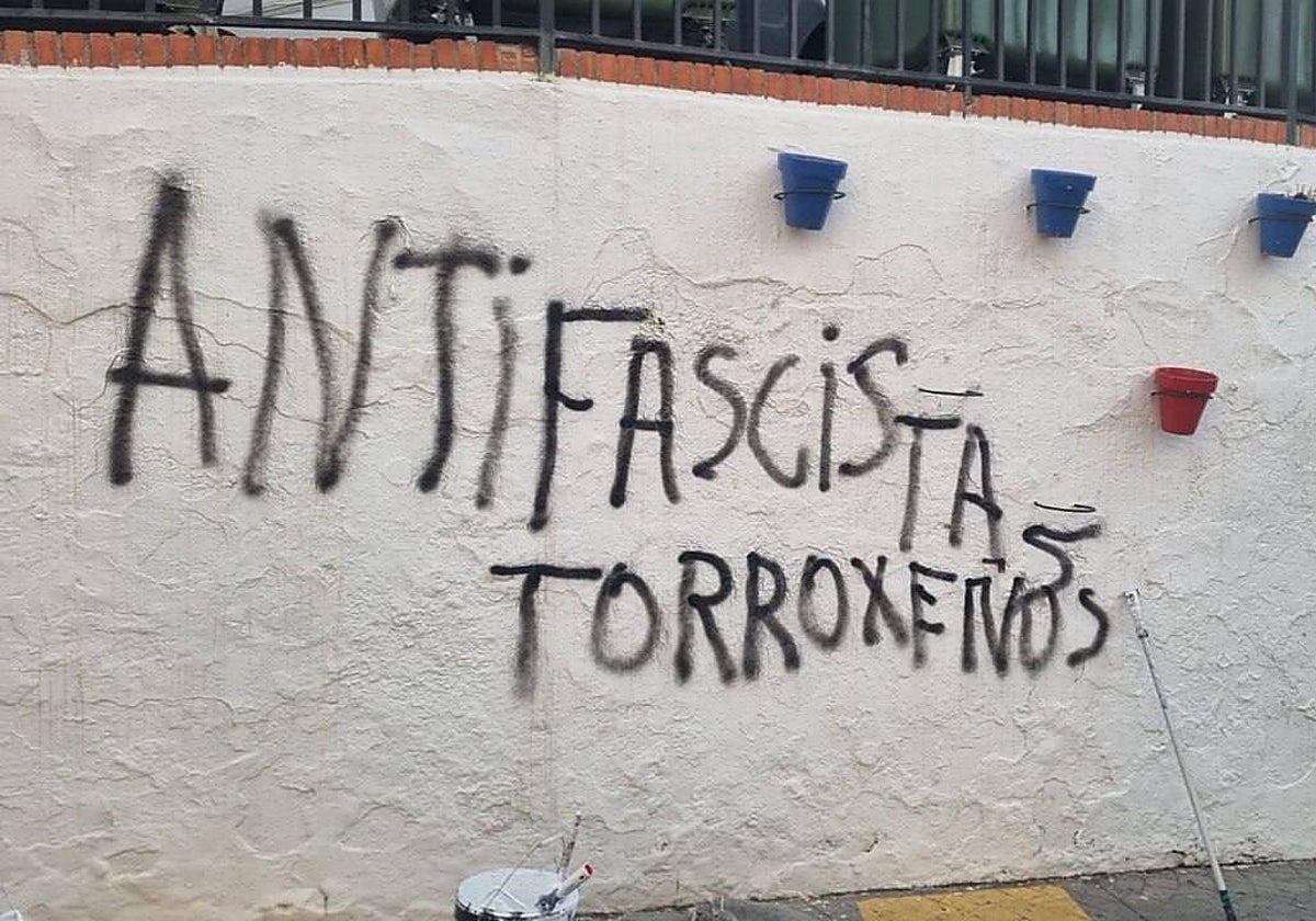 Torrox en el punto de mira: el alcalde condena pintadas vandálicas vinculadas a ideologías radicales en el casco histórico