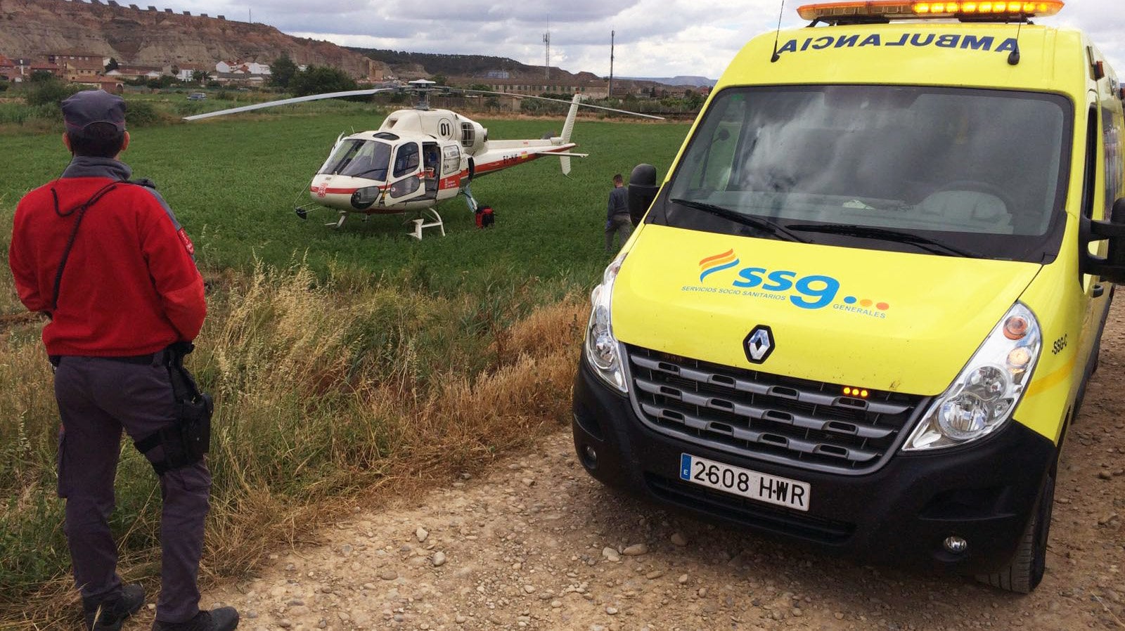 Operativo de película en una localidad navarra por un accidente laboral: rescate en grúa y evacuación en helicóptero