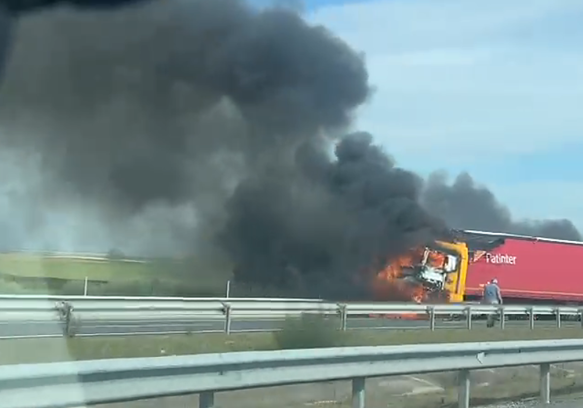 Reabre al tráfico la A-62 tras seis horas cortada en dirección Salamanca por un accidente entre dos camiones