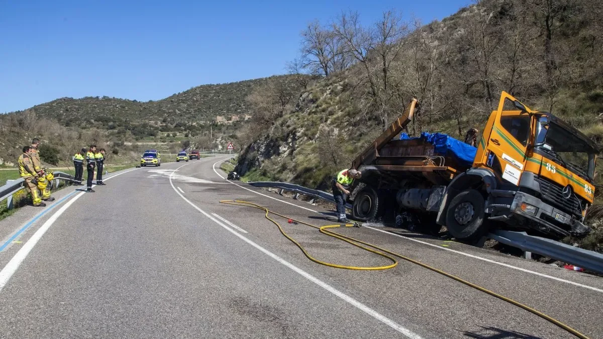 Fallece un motorista al quedar atrapado bajo un camión en Ponts