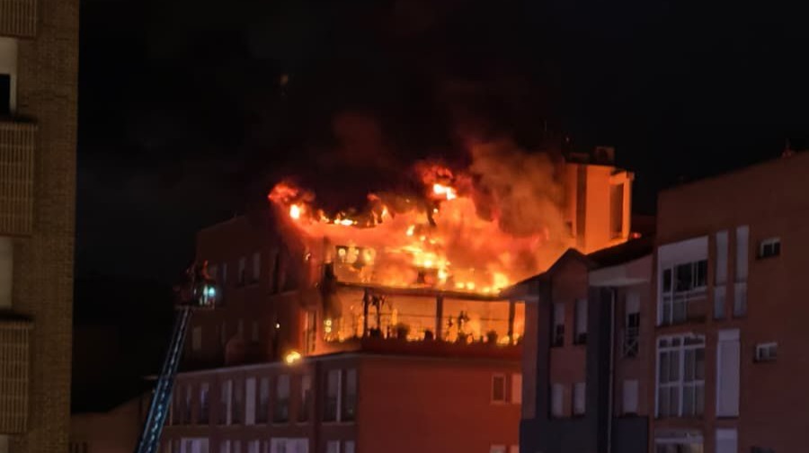 Fallece un hombre en el incendio de un ático en el barrio murciano de San Antón