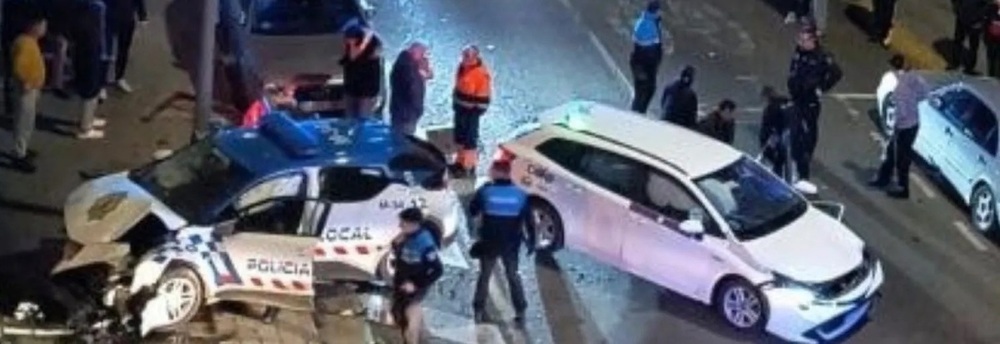 Tres heridos en una colisión entre un coche patrulla y un taxi
