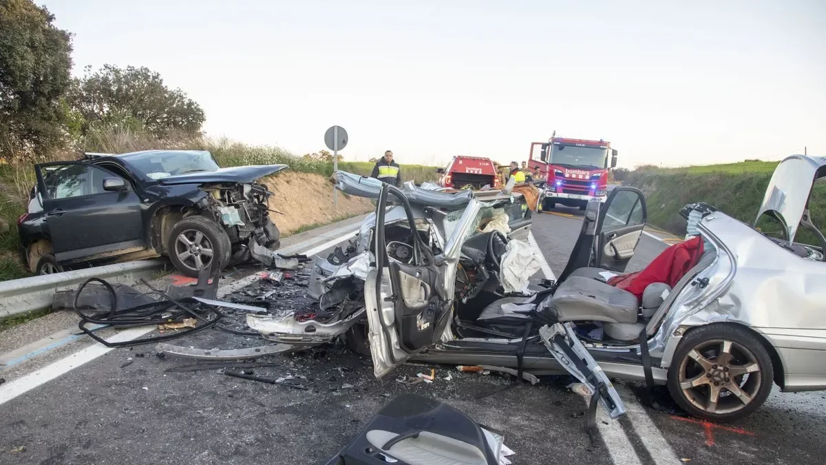 Tres heridos, uno crítico, en una colisión de dos vehículos en Tarroja de Segarra