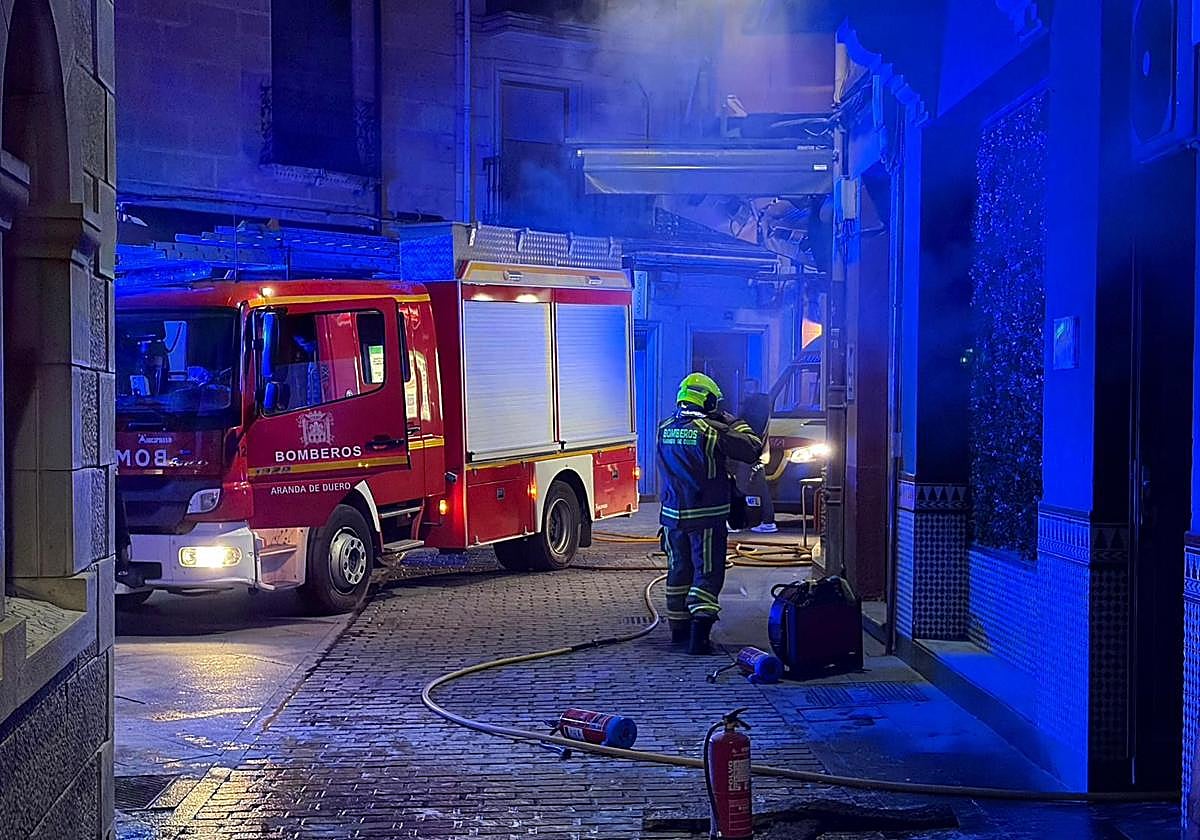 Tres heridos, al menos uno de ellos con quemaduras, en un grave incendio en un local del centro de Aranda