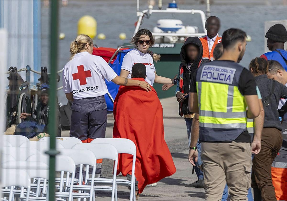 Un cayuco con migrantes llega a Tenerife en plena borrasca Therese