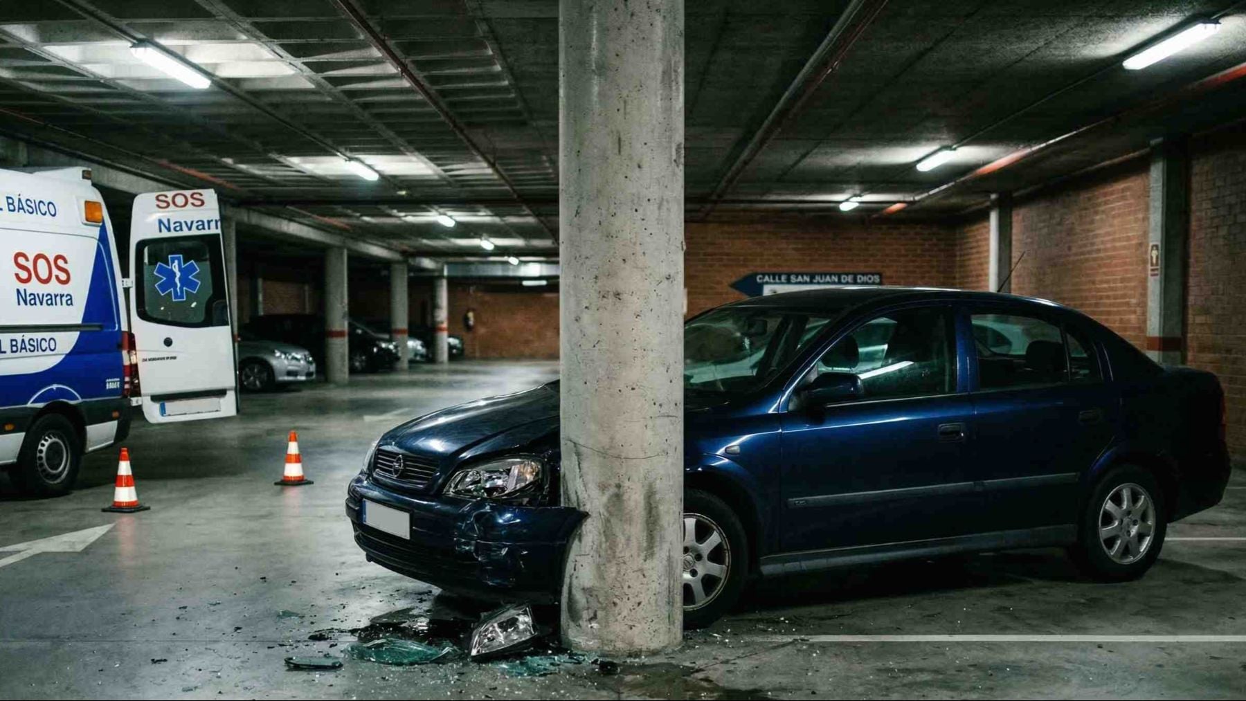 El accidente más inesperado de la noche en Pamplona: un herido de 56 años tras chocar contra la columna de un garaje