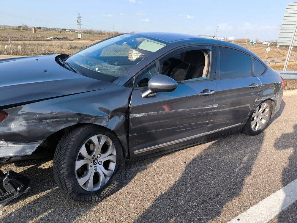 Herido un hombre tras salirse su coche de la vía en la A-62