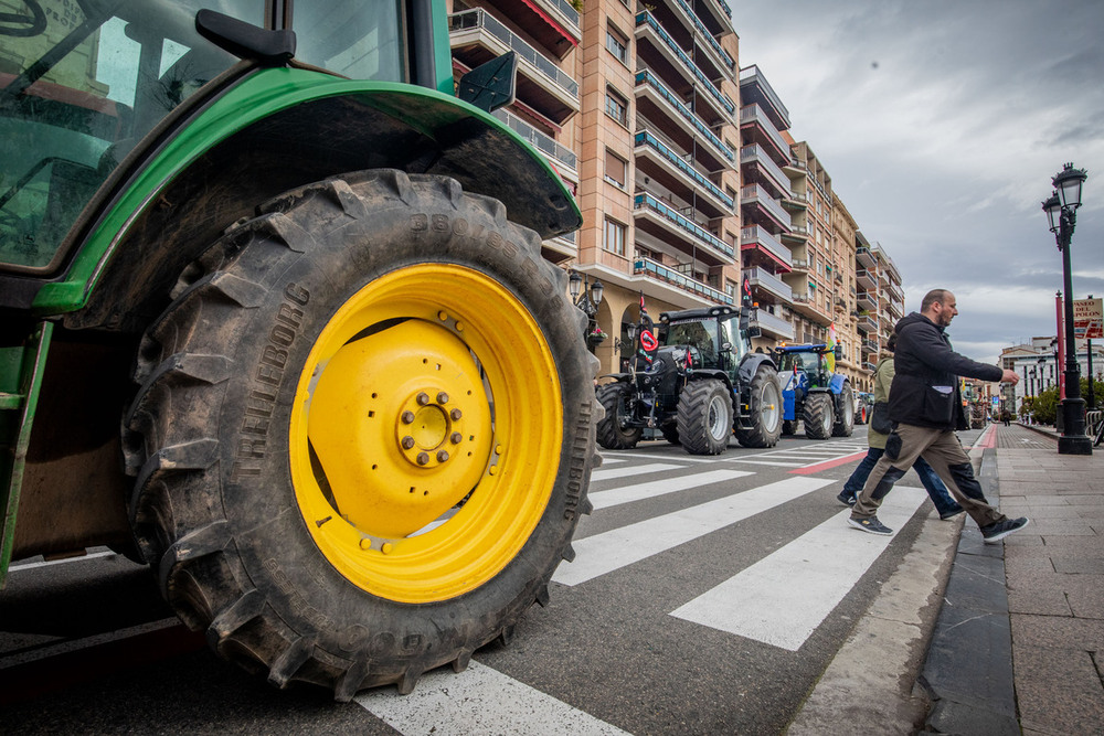 Herido un hombre de unos 75 años tras volcar su tractor