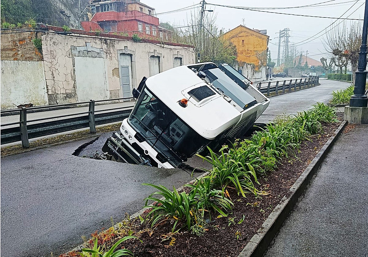 Una barredora del servicio de limpieza se hunde en un antiguo canal en Trubia, en Oviedo
