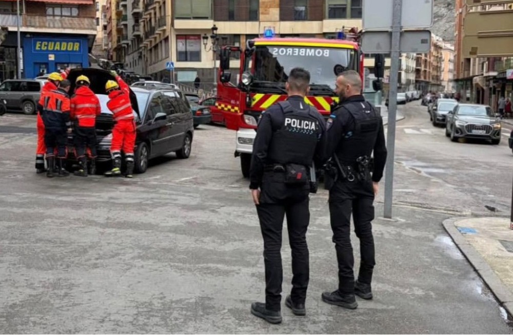 Incendio de un vehículo en la Plaza de la Constitución