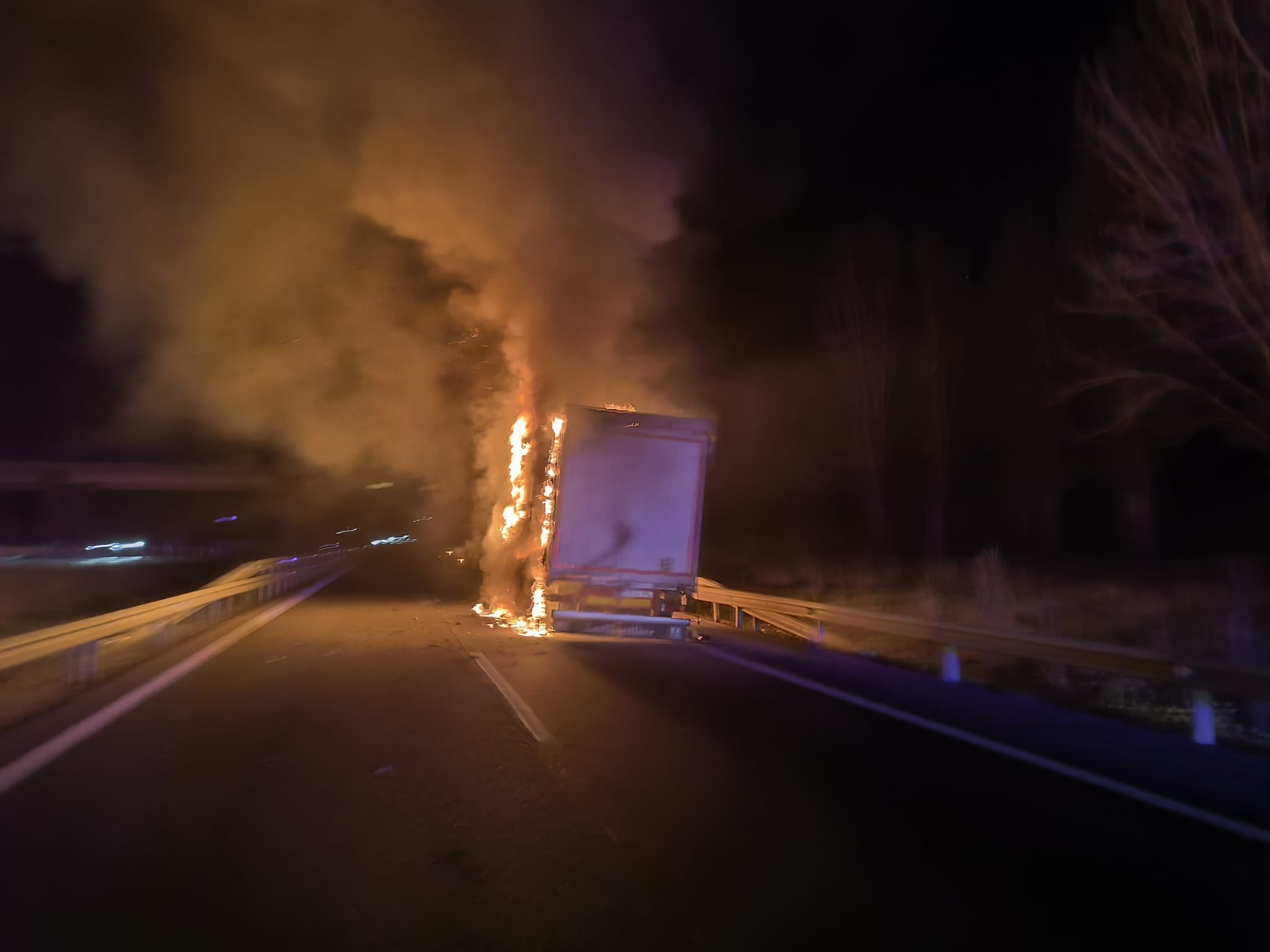 Camión incendiado en la A-2 causa cortes de tráfico