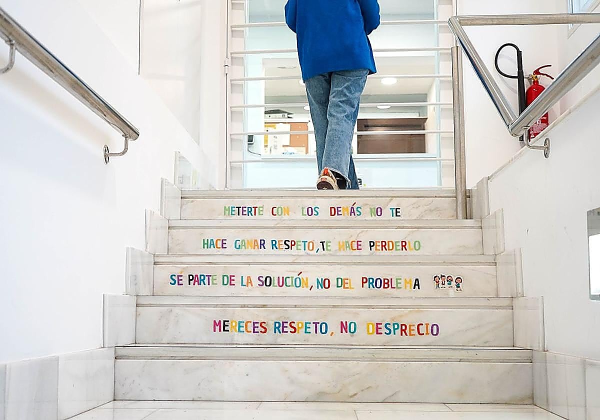"Acoso escolar en Málaga: Una menor sufre agresiones físicas y psicológicas mientras la escuela y la Junta de Andalucía permanecen inactivas"