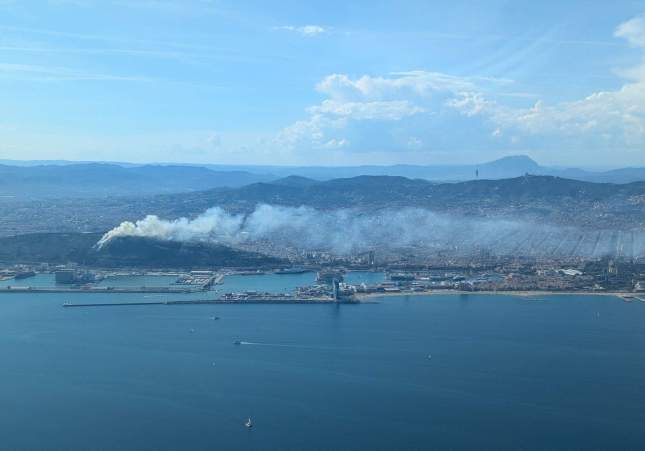 Humo procedente de Montjuïc / @rickycomas