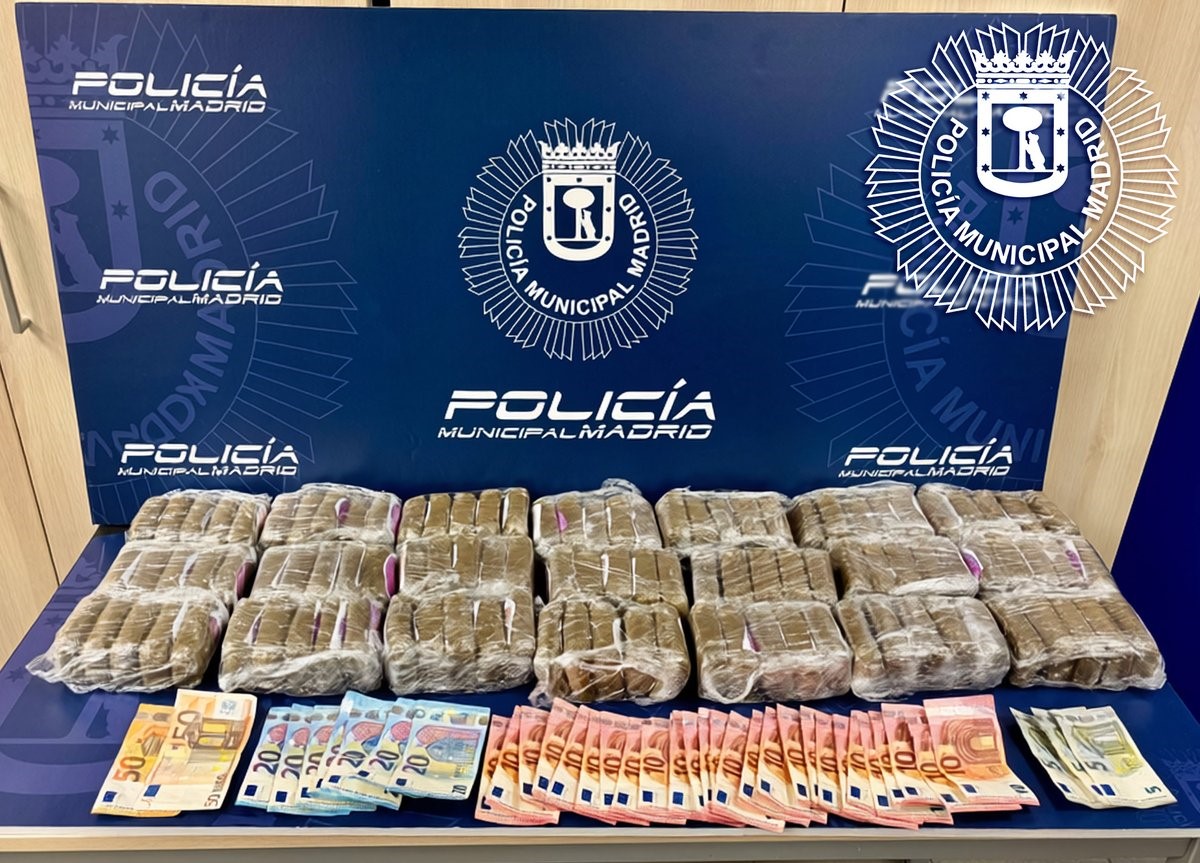 Un conductor de VTC deja el coche en doble fila y con 9 kilos de hachís en su interior